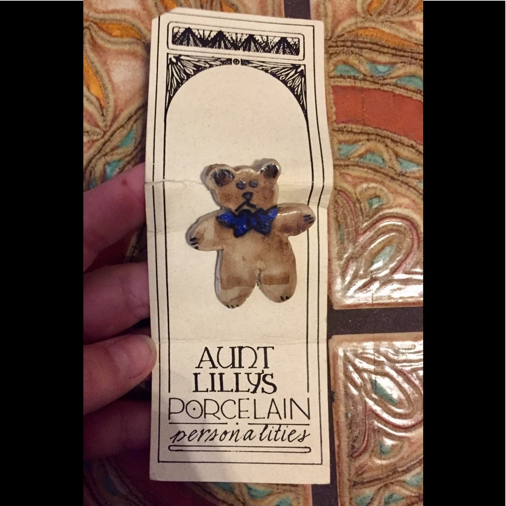 ❤️🎁Aunt Lilly’s Vintage Porcelain Bear Pin